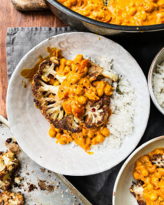 A delicious spiced roast cauliflower, creamy chickpeas with coconut rice for you 🫶🏻