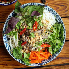 Bún Bò Xào Tiêu Chuẩn – Hương Vị Sôi Động Cho Bữa Trưa Hè