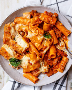 cheesy sausage pasta bake is the perfect sunday supper just sayin 😜 recipe below 👇