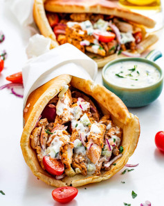 Chicken Gyros! 🌟 Tender, flavorful chicken wrapped in a soft pita with a zesty yogurt sauce