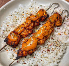 CHICKEN SKEWERS WITH SPICY PEANUT SAUCE 🤩