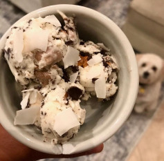 Chocolate Pretzel Ice Cream with a caramel swirl 🍦🥨