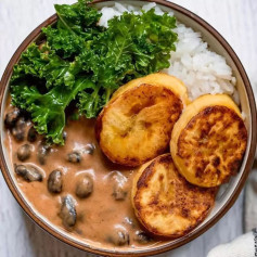 🌱Creamy Black Beans, Garlicky Kale, and Plantains🌱