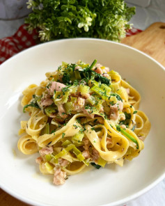 CREAMY GARLIC SAUSAGE & LEEK TAGLIATELLE 🧄