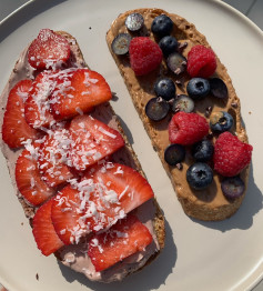 day 2/4 of our 4 days of fourth of july recipes! STRAWBERRY TOAST 🍓❤️happy #toasttuesday