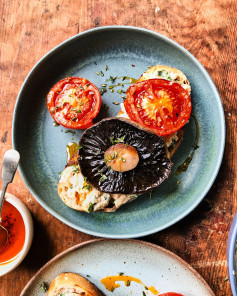 Deliciously herby smashed beans topped with mushroom and roast tomatoes 🤩