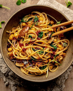 🍜Look at this super tasty Tempeh Chickpea Chili Miso Noodles