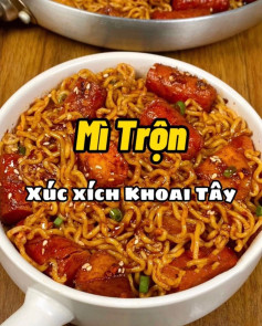 Mì trộn xúc xích khoai tây