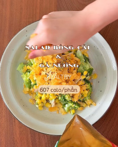 Salad bông cải và gà nướng - 607 calo