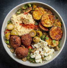 Speedy Falafel Quinoa Bowl Craving something healthy, delicious, and super quick? Look no