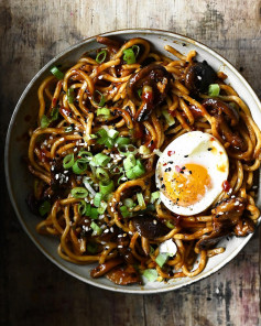 Spicy garlic shiitake noodles