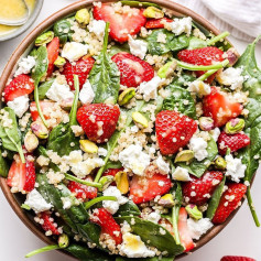 Strawberry spinach quinoa salad. 🍓