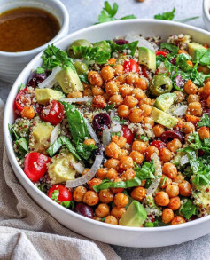 This DELICIOUS Chickpea Quinoa Salad