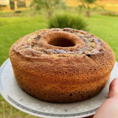 Lindo demais pra ficar só na galeria. Bolo mesclado com a massa de iogurte