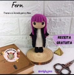 Padrão de crochê para boneca com cabelo roxo e camisa preta