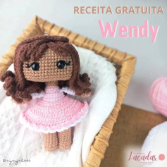 Padrão de crochet para uma boneca com vestido cor-de-rosa e cabelo castanho