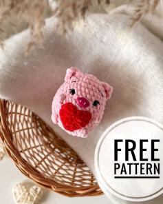 Free Crochet Pattern: Amigurumi Pig with Heart