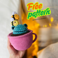 Free Crochet Pattern: Frog in a Cup with Bees