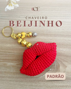 Padrão de chaveiro em formato de beijo em crochê.