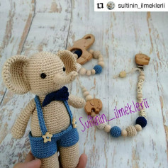 Sultani_ilmeklerinin sevimli amigurumi fil ve ahşap emzik zinciri modeli.