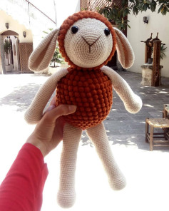 Tığ işi kuzu amigurumi modeli.