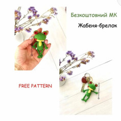Бесплатная схема крючком: милая лягушка-брелок