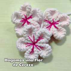 Hagamos flores de cerezo a crochet.
