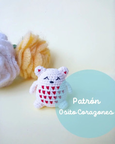 Patrón amigurumi: Osito con corazones tejidos a crochet