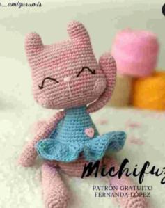 Patrón de Amigurumi: Gato Rosado con Vestido Azul