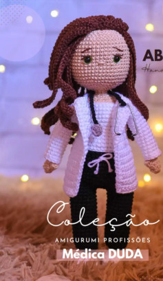Boneca Amigurumi de Médica em Crochê Detalhado