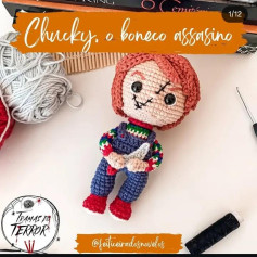 Boneco de crochê inspirado no Chucky, ícone do terror