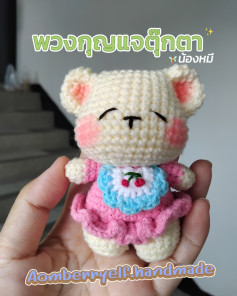 Búp bê gấu len với váy hồng và yếm thêu trái cherry