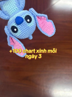 Chart móc len hình nhân vật dễ thương với khăn choàng vàng stick