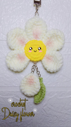 Crochet Daisy Flower Pattern: A Cute Keychain Design