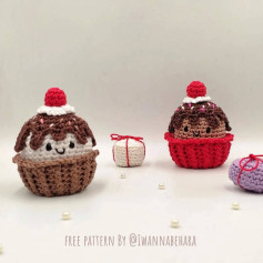 Cute Crochet Cupcake Pattern with Gift Accents