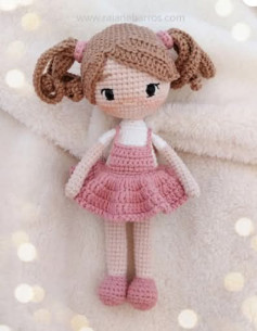 Desenho de Amigurumi de Boneca com Vestido Rosa e Cabelo Cacheado