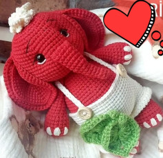 Elefante de ganchillo rojo adorable con pantalones cortos y detalles encantadores