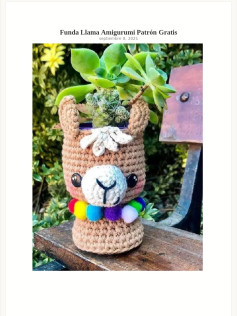 Funda de maceta hecha a crochet con diseño de llama amigurumi