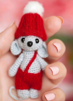 Изготовление миниатюрной вязаной игрушки мыши в красной шапке и одежде