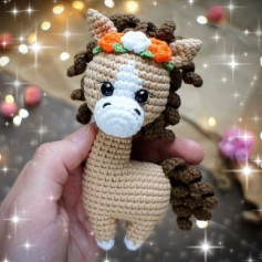 Изготовление вязаной игрушки лошадки амигуруми с цветочной короной