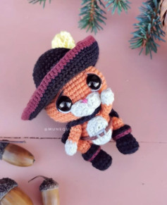 Изготовление вязаной игрушки: милый котенок в шляпе