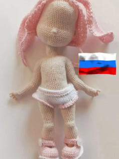 Изготовление вязаной куклы с розовыми волосами и одеждой