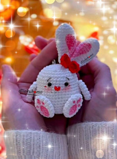 Изящная схема вязания амигуруми: милый кролик с сердечками