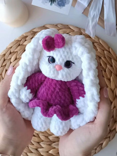 Изящная вязаная игрушка в виде милого кролика в платье