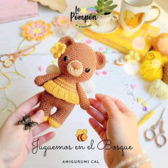Juguete de oso amigurumi adorable con flores y cánh ong