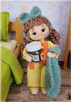 Кукла в пижаме с банкой крема — схема вязания крючком