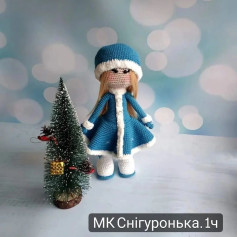 Лялька Снігуронька в синьому вбранні з новорічною ялинкою