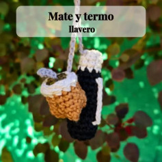 Mate y termo tejido a crochet: un llavero encantador