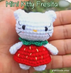 Mini gatito fresita de amigurumi: patrón detallado para crochetear.