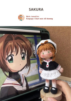 Mô hình móc len Sakura dễ thương bên bức ảnh anime gốc